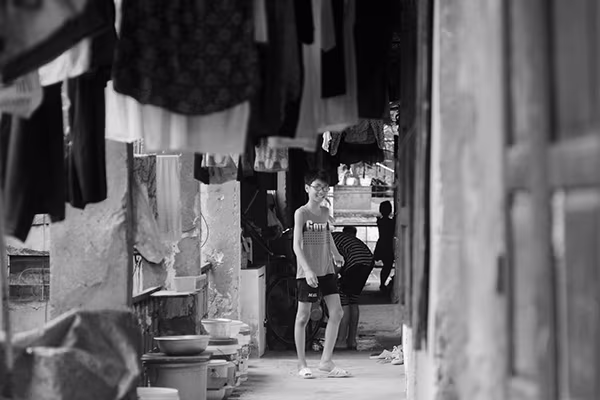 Khổ sở ở khu nhà hơn 30 năm tuổi xuống cấp nghiêm trọng ảnh 1