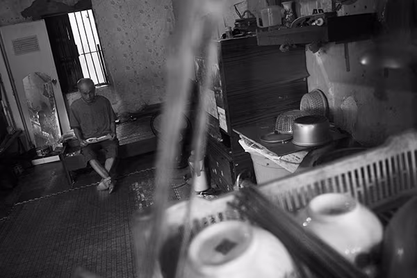 Khổ sở ở khu nhà hơn 30 năm tuổi xuống cấp nghiêm trọng ảnh 7