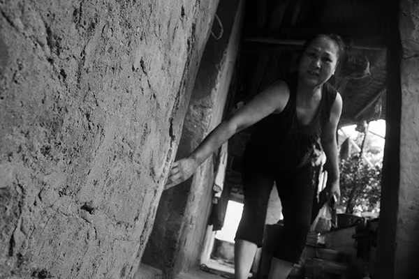 Khổ sở ở khu nhà hơn 30 năm tuổi xuống cấp nghiêm trọng ảnh 3