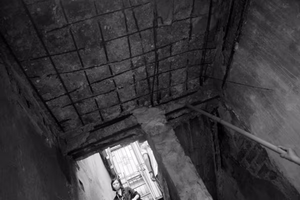 Khổ sở ở khu nhà hơn 30 năm tuổi xuống cấp nghiêm trọng ảnh 4