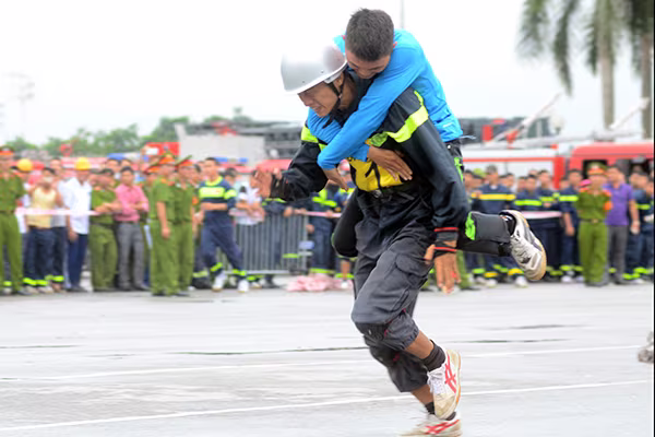 Xem lính cứu hỏa thi tài ứng phó với giặc lửa ảnh 7