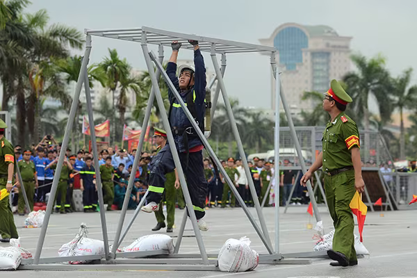 Xem lính cứu hỏa thi tài ứng phó với giặc lửa ảnh 4