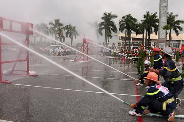 Xem lính cứu hỏa thi tài ứng phó với giặc lửa ảnh 10