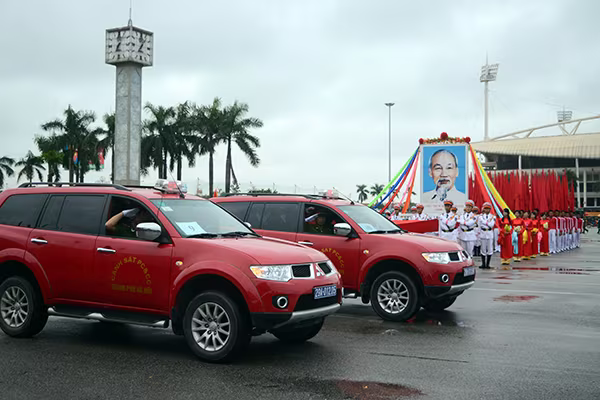 Cận cảnh phương tiện chuyên dụng "khủng" của Cảnh sát PC&CC Hà Nội ảnh 2 Cận cảnh phương tiện chuyên dụng "khủng" của Cảnh sát PC&CC Hà Nội ảnh 2