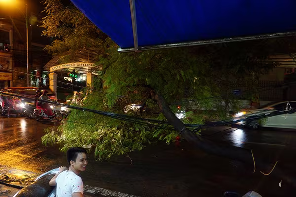 Nhiều tuyến phố Hà Nội úng ngập nặng sau mưa lớn ảnh 6