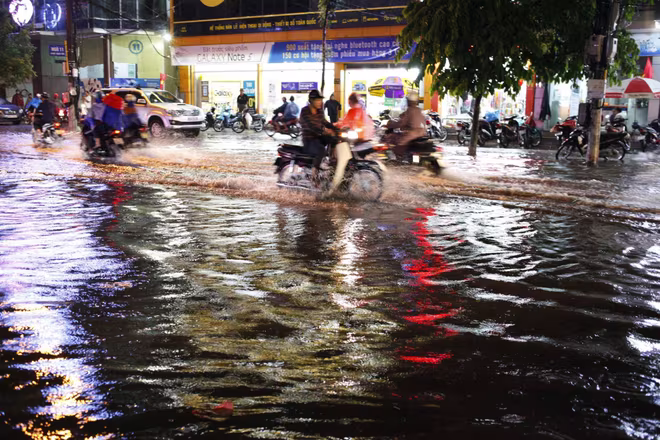 Nhiều tuyến phố Hà Nội úng ngập nặng sau mưa lớn ảnh 5