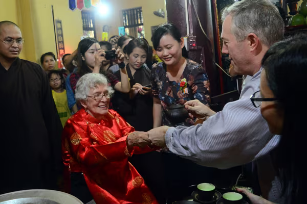 Đại sứ Mỹ tại Việt Nam Ted Osius dự Lễ Vu Lan tại chùa Quán Sứ ảnh 10