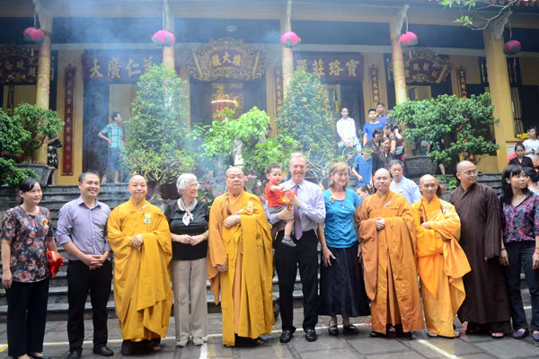 Đại sứ Mỹ tại Việt Nam Ted Osius dự Lễ Vu Lan tại chùa Quán Sứ ảnh 11