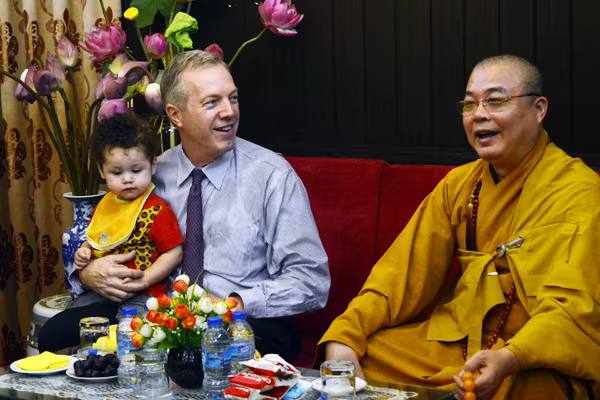 Đại sứ Mỹ tại Việt Nam Ted Osius dự Lễ Vu Lan tại chùa Quán Sứ ảnh 2