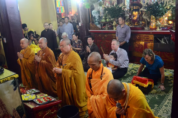 Đại sứ Mỹ tại Việt Nam Ted Osius dự Lễ Vu Lan tại chùa Quán Sứ ảnh 4