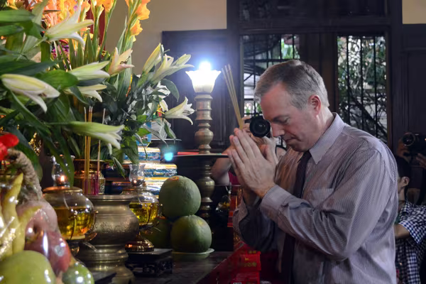 Đại sứ Mỹ tại Việt Nam Ted Osius dự Lễ Vu Lan tại chùa Quán Sứ ảnh 5