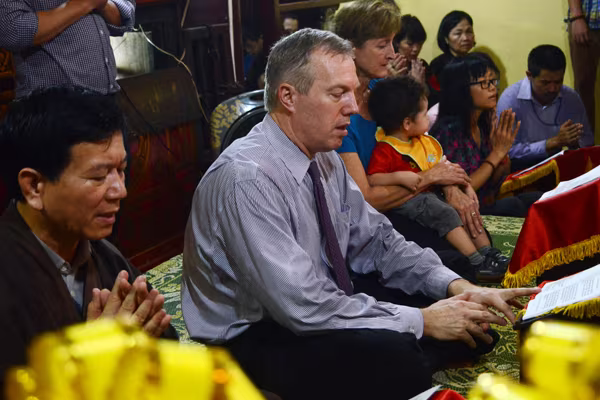 Đại sứ Mỹ tại Việt Nam Ted Osius dự Lễ Vu Lan tại chùa Quán Sứ ảnh 6