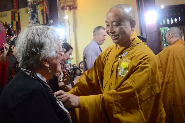 Đại sứ Mỹ tại Việt Nam Ted Osius dự Lễ Vu Lan tại chùa Quán Sứ ảnh 8