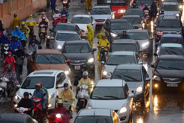 Hà Nội ngập, giao thông ùn tắc sau mưa lớn  ảnh 8 Hà Nội ngập, giao thông ùn tắc sau mưa lớn  ảnh 8