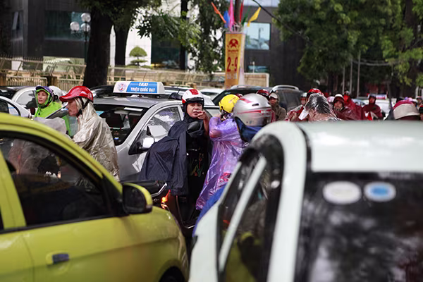 Hà Nội ngập, giao thông ùn tắc sau mưa lớn  ảnh 4 Hà Nội ngập, giao thông ùn tắc sau mưa lớn  ảnh 4