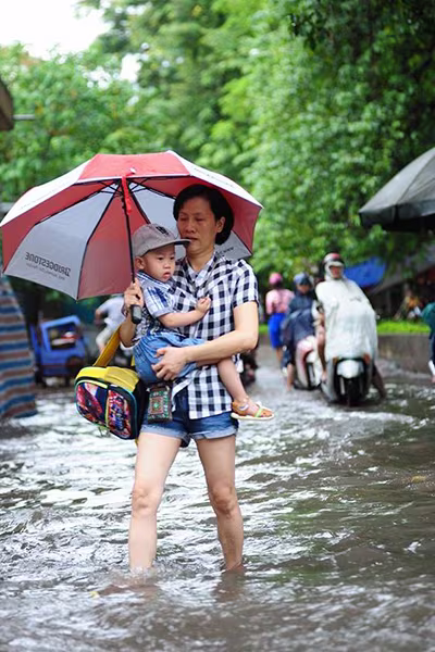 Hà Nội ngập, giao thông ùn tắc sau mưa lớn  ảnh 2 Hà Nội ngập, giao thông ùn tắc sau mưa lớn  ảnh 2