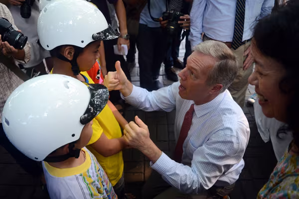 Đại sứ Mỹ tại Việt Nam Ted Osius tặng mũ bảo hiểm các em Làng trẻ em SOS Hà Nội ảnh 6