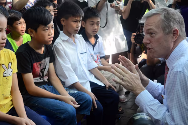 Đại sứ Mỹ tại Việt Nam Ted Osius tặng mũ bảo hiểm các em Làng trẻ em SOS Hà Nội ảnh 4