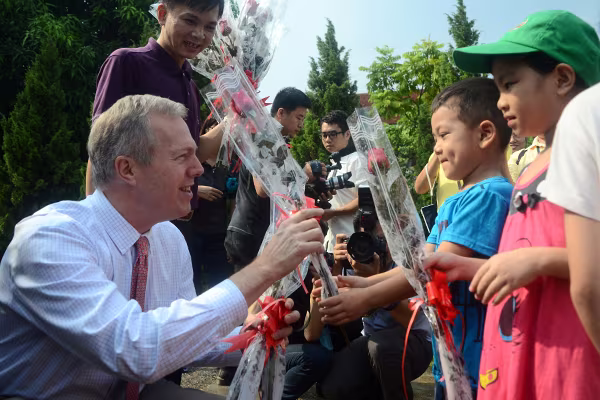 Đại sứ Mỹ tại Việt Nam Ted Osius tặng mũ bảo hiểm các em Làng trẻ em SOS Hà Nội ảnh 1