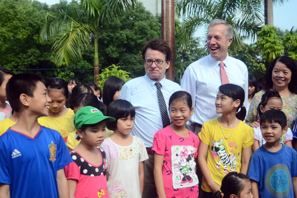 Đại sứ Mỹ tại Việt Nam Ted Osius tặng mũ bảo hiểm các em Làng trẻ em SOS Hà Nội ảnh 2