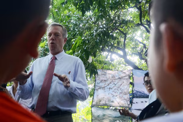 Đại sứ Mỹ tại Việt Nam Ted Osius tặng mũ bảo hiểm các em Làng trẻ em SOS Hà Nội ảnh 3