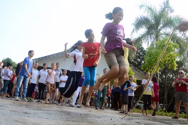 Đại sứ Mỹ tại Việt Nam Ted Osius tặng mũ bảo hiểm các em Làng trẻ em SOS Hà Nội ảnh 13