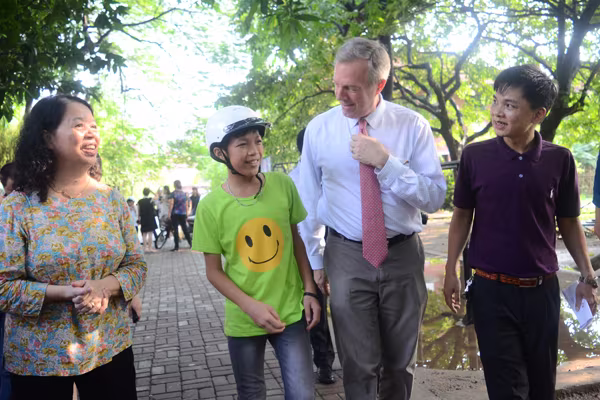 Đại sứ Mỹ tại Việt Nam Ted Osius tặng mũ bảo hiểm các em Làng trẻ em SOS Hà Nội ảnh 8