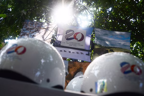 Đại sứ Mỹ tại Việt Nam Ted Osius tặng mũ bảo hiểm các em Làng trẻ em SOS Hà Nội ảnh 7