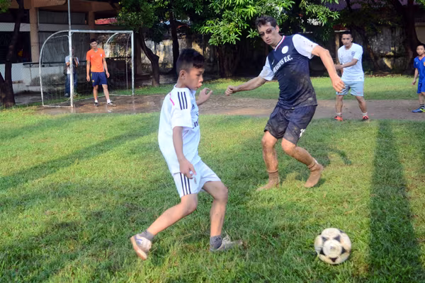 Đại sứ Mỹ tại Việt Nam Ted Osius tặng mũ bảo hiểm các em Làng trẻ em SOS Hà Nội ảnh 12