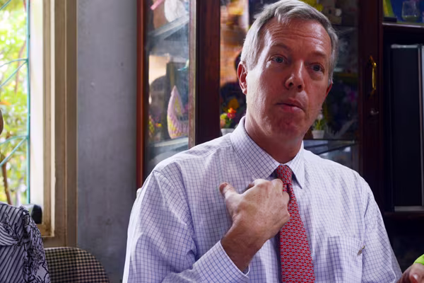 Đại sứ Mỹ tại Việt Nam Ted Osius tặng mũ bảo hiểm các em Làng trẻ em SOS Hà Nội ảnh 10