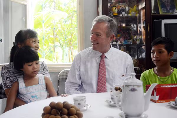 Đại sứ Mỹ tại Việt Nam Ted Osius tặng mũ bảo hiểm các em Làng trẻ em SOS Hà Nội ảnh 9