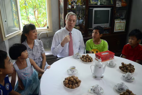 Đại sứ Mỹ tại Việt Nam Ted Osius tặng mũ bảo hiểm các em Làng trẻ em SOS Hà Nội ảnh 11