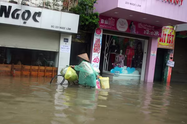 Cảnh người Hà Nội khốn khổ "vật lộn" giữa "biển" nước ảnh 15 Cảnh người Hà Nội khốn khổ "vật lộn" giữa "biển" nước ảnh 15