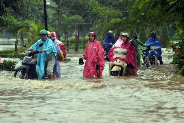 Cảnh người Hà Nội khốn khổ "vật lộn" giữa "biển" nước ảnh 17 Cảnh người Hà Nội khốn khổ "vật lộn" giữa "biển" nước ảnh 17