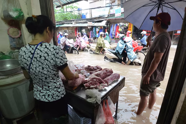 Cảnh người Hà Nội khốn khổ "vật lộn" giữa "biển" nước ảnh 8 Cảnh người Hà Nội khốn khổ "vật lộn" giữa "biển" nước ảnh 8