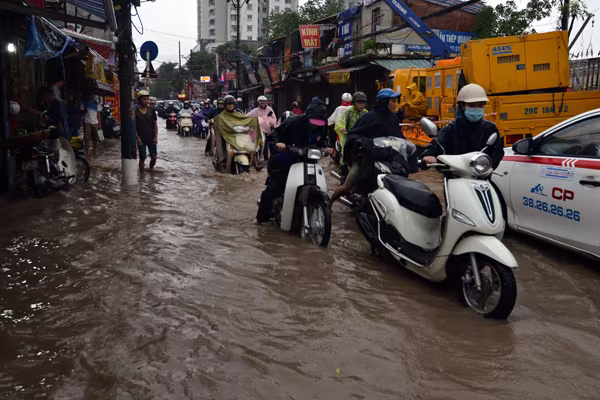Cảnh người Hà Nội khốn khổ "vật lộn" giữa "biển" nước ảnh 10 Cảnh người Hà Nội khốn khổ "vật lộn" giữa "biển" nước ảnh 10