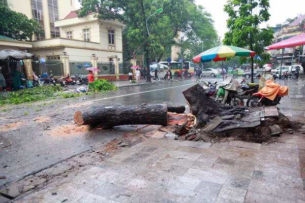Cảnh người Hà Nội khốn khổ "vật lộn" giữa "biển" nước ảnh 4 Cảnh người Hà Nội khốn khổ "vật lộn" giữa "biển" nước ảnh 4