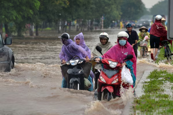 Cảnh người Hà Nội khốn khổ "vật lộn" giữa "biển" nước ảnh 16 Cảnh người Hà Nội khốn khổ "vật lộn" giữa "biển" nước ảnh 16