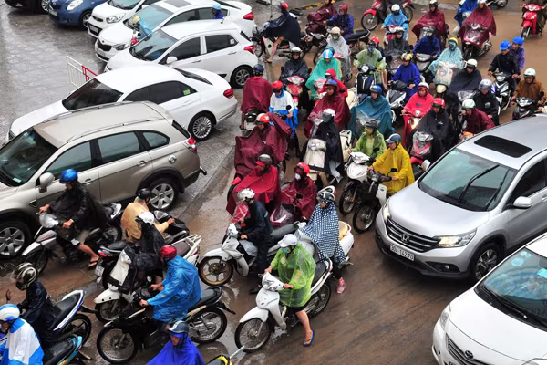 Cảnh người Hà Nội khốn khổ "vật lộn" giữa "biển" nước ảnh 2 Cảnh người Hà Nội khốn khổ "vật lộn" giữa "biển" nước ảnh 2