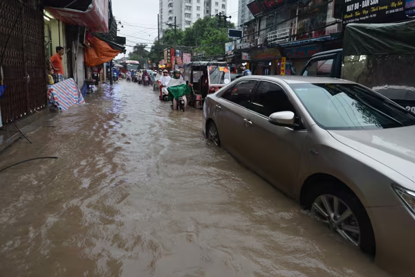 Cảnh người Hà Nội khốn khổ "vật lộn" giữa "biển" nước ảnh 9 Cảnh người Hà Nội khốn khổ "vật lộn" giữa "biển" nước ảnh 9