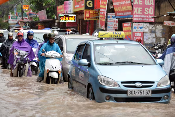 Cảnh người Hà Nội khốn khổ "vật lộn" giữa "biển" nước ảnh 5 Cảnh người Hà Nội khốn khổ "vật lộn" giữa "biển" nước ảnh 5