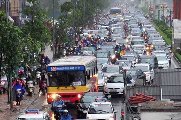 Cảnh người Hà Nội khốn khổ "vật lộn" giữa "biển" nước ảnh 1 Cảnh người Hà Nội khốn khổ "vật lộn" giữa "biển" nước ảnh 1