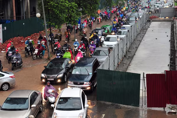 Cảnh người Hà Nội khốn khổ "vật lộn" giữa "biển" nước ảnh 3 Cảnh người Hà Nội khốn khổ "vật lộn" giữa "biển" nước ảnh 3