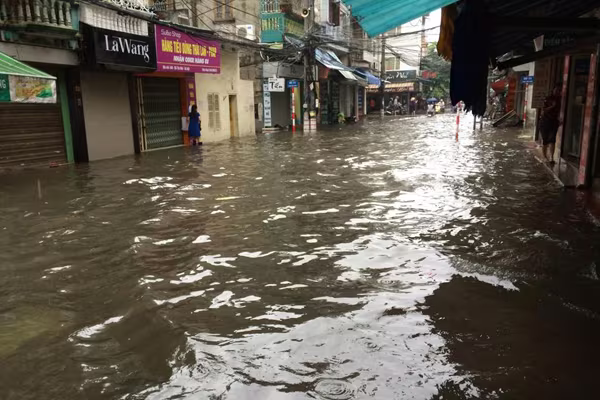 Cảnh người Hà Nội khốn khổ "vật lộn" giữa "biển" nước ảnh 11 Cảnh người Hà Nội khốn khổ "vật lộn" giữa "biển" nước ảnh 11