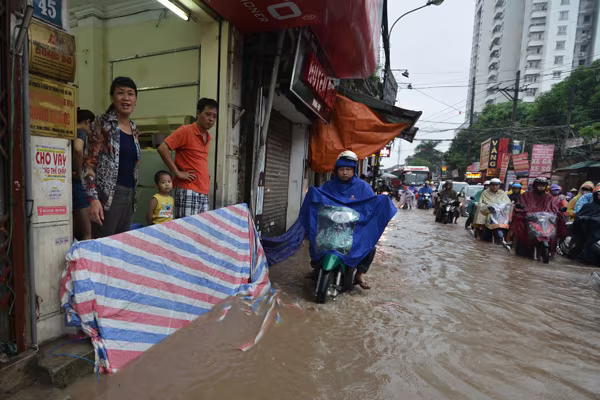 Cảnh người Hà Nội khốn khổ "vật lộn" giữa "biển" nước ảnh 6 Cảnh người Hà Nội khốn khổ "vật lộn" giữa "biển" nước ảnh 6