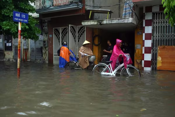 Cảnh người Hà Nội khốn khổ "vật lộn" giữa "biển" nước ảnh 13 Cảnh người Hà Nội khốn khổ "vật lộn" giữa "biển" nước ảnh 13