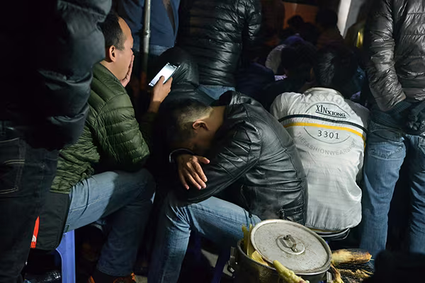 Xếp hàng trắng đêm chờ lấy số tiêm chủng cho con ảnh 3