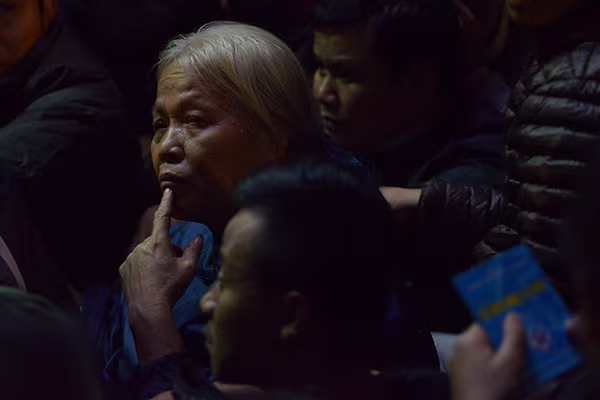 Xếp hàng trắng đêm chờ lấy số tiêm chủng cho con ảnh 2