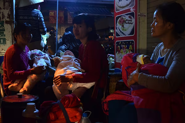 Xếp hàng trắng đêm chờ lấy số tiêm chủng cho con ảnh 9