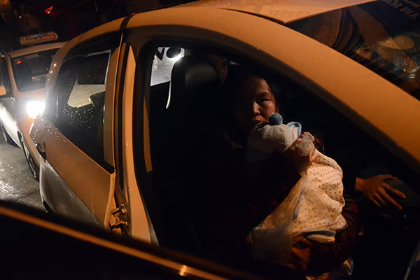 Xếp hàng trắng đêm chờ lấy số tiêm chủng cho con ảnh 10